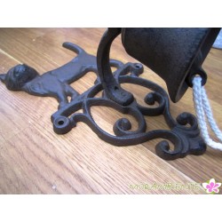 Katze mit Glocke aus Gusseisen