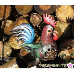 Bunt lackierter Hahn aus Metall