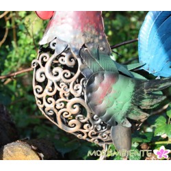 Bunt lackierter Hahn aus Metall