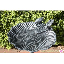 große Vogeltränke "Muschel mit Tauben" aus Gusseisen