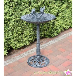 große Vogeltränke "Muschel mit Tauben" aus Gusseisen