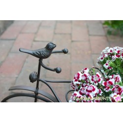 kleines Dekofahrrad mit Blumenkorb