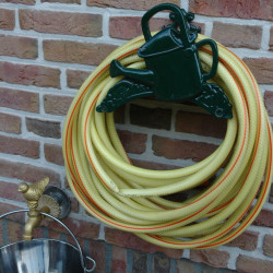 grüner Schlauchhalter "Gießkanne"