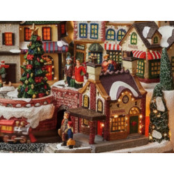 verschneites Weihnachtsdorf mit Zug